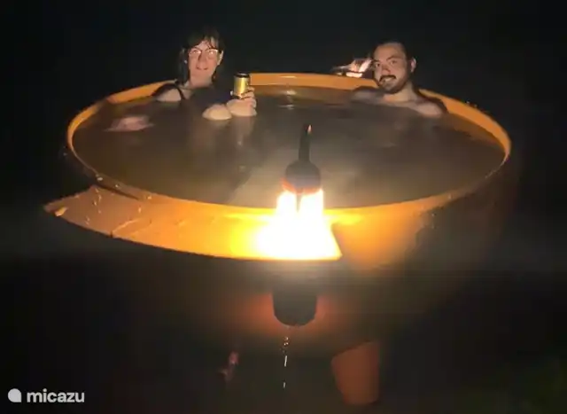 De Dutchtub / Hottub mag je 24 uur gratis gebruiken. Vuurtje stoken en lekker badderen onder de sterrenhemel.
